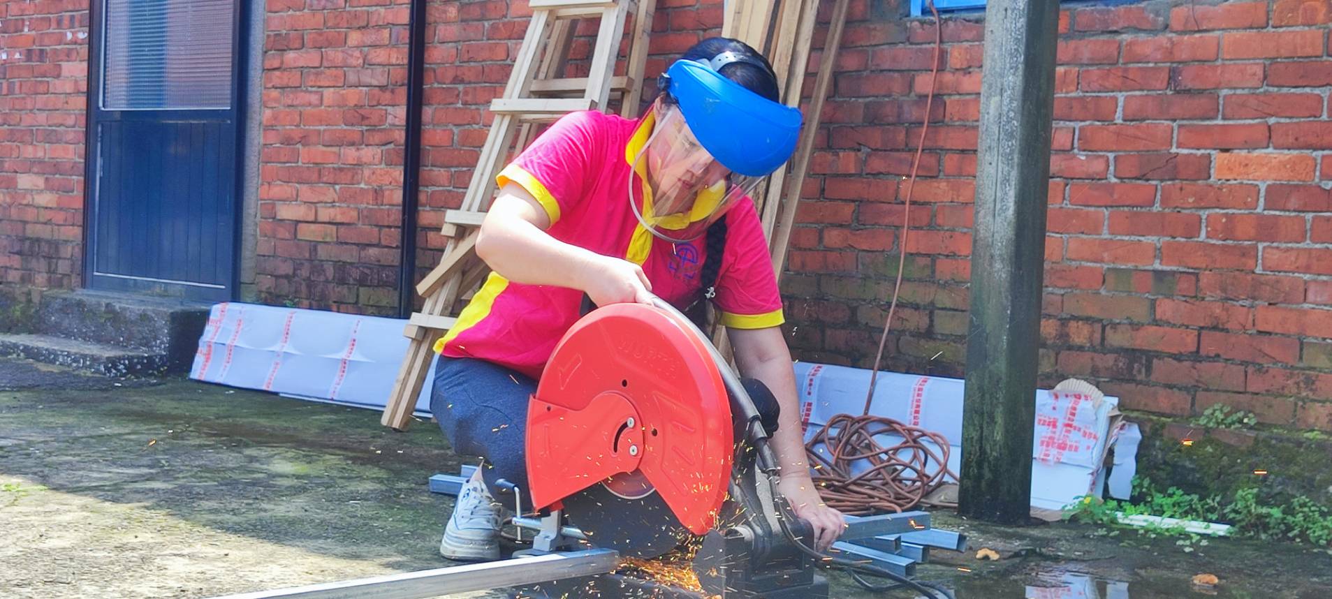  新北市金屬門窗商業同業公會理事長許美惠親自掄起切割機 進行材料切割